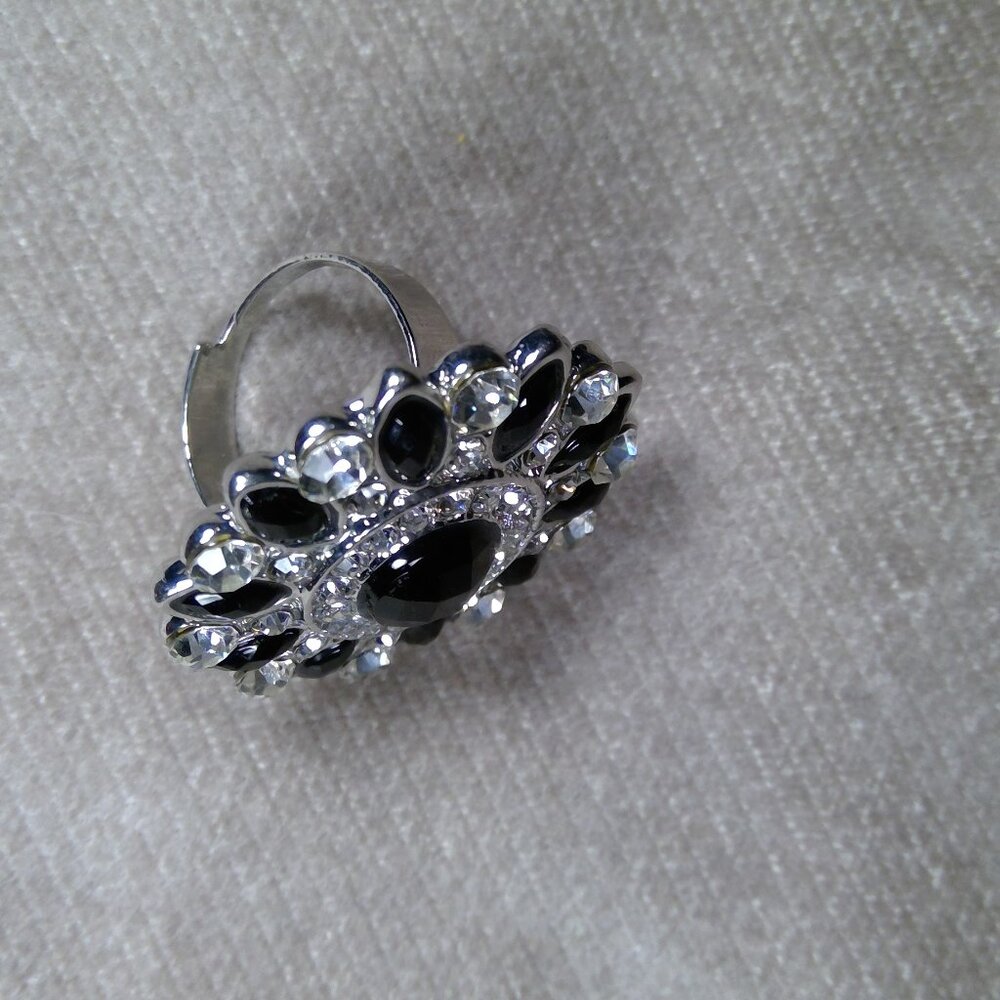 Black clear gemstones adjustable ring silver colour